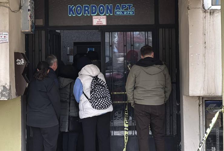 Rize'de tahliye edilen apartmanın sakinleri polis kontrolünde eşyalarını aldı 2