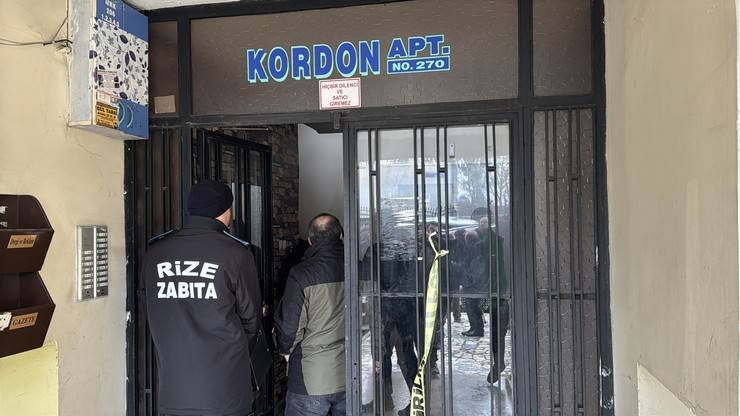 Rize'de tahliye edilen apartmanın sakinleri polis kontrolünde eşyalarını aldı 3