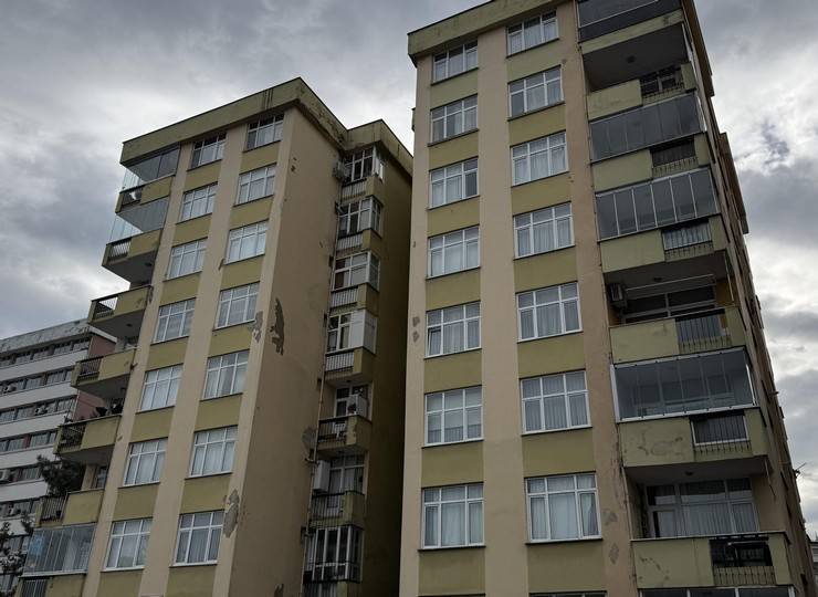 Rize'de tahliye edilen apartmanın sakinleri polis kontrolünde eşyalarını aldı 4