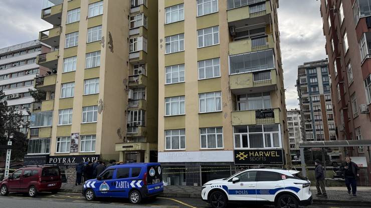 Rize'de tahliye edilen apartmanın sakinleri polis kontrolünde eşyalarını aldı 5