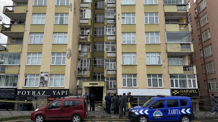Rize'de tahliye edilen apartmanın sakinleri polis kontrolünde eşyalarını aldı 6