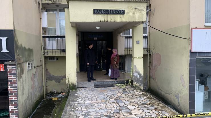 Rize'de tahliye edilen apartmanın sakinleri polis kontrolünde eşyalarını aldı 7