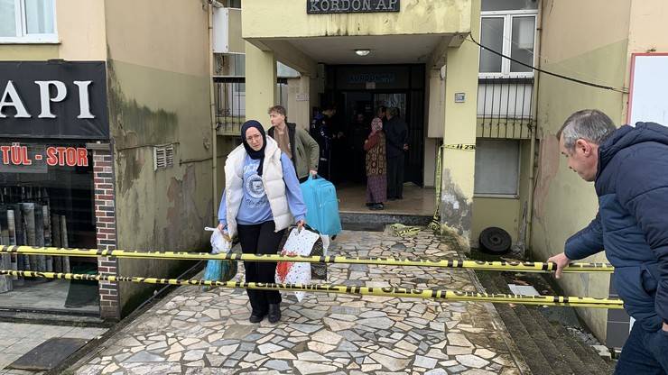Rize'de tahliye edilen apartmanın sakinleri polis kontrolünde eşyalarını aldı 8