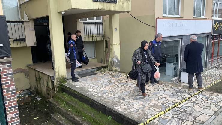 Rize'de tahliye edilen apartmanın sakinleri polis kontrolünde eşyalarını aldı 9