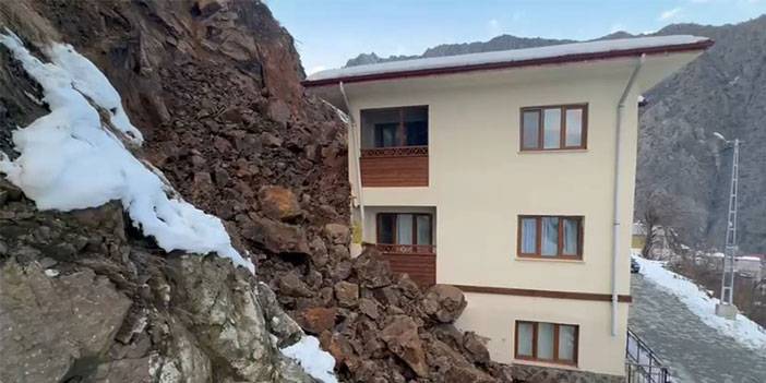 Artvin'de heyelan; taşlar eve doldu