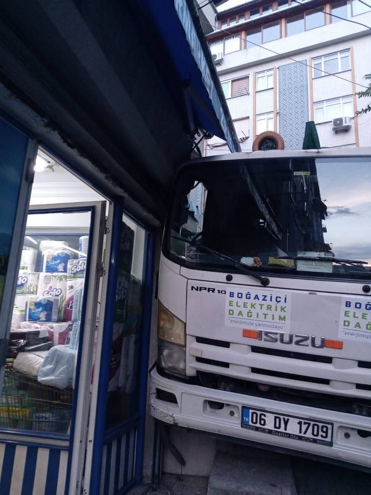 Beyoğlu’nda kamyonet markete çarptı; kayıt alıp 'Bana geçmiş olsun' dedi 5