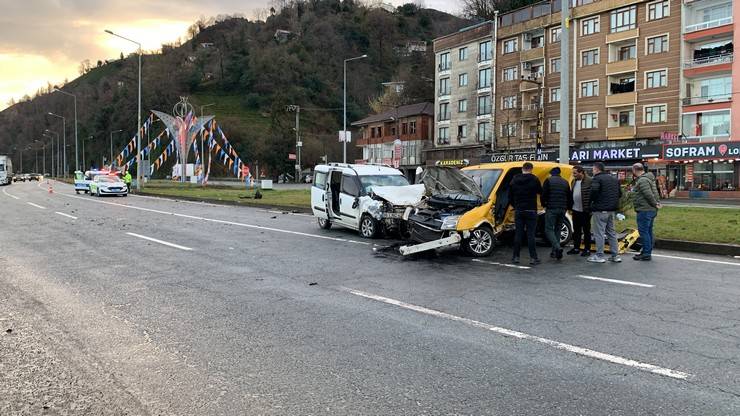 Rize'de sahil yolunda kaza; 2 yaralı 8