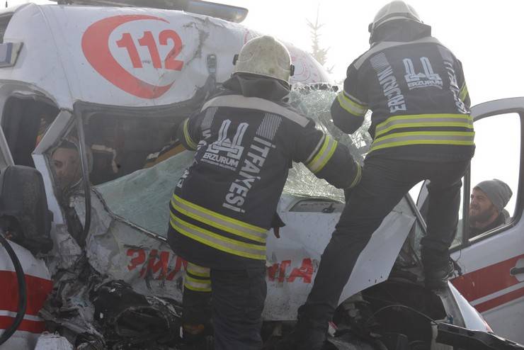 Kaza ihbarına giden ambulans, TIR'a çarptı; 3 sağlık görevlisi yaralı 1