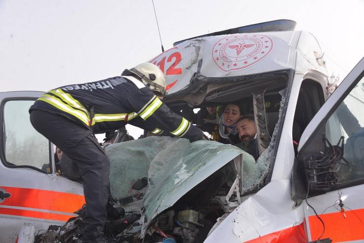 Kaza ihbarına giden ambulans, TIR'a çarptı; 3 sağlık görevlisi yaralı 10