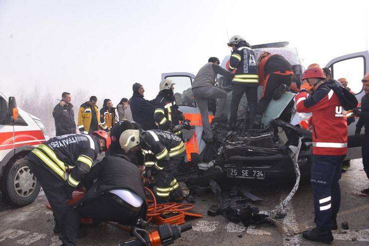 Kaza ihbarına giden ambulans, TIR'a çarptı; 3 sağlık görevlisi yaralı 2