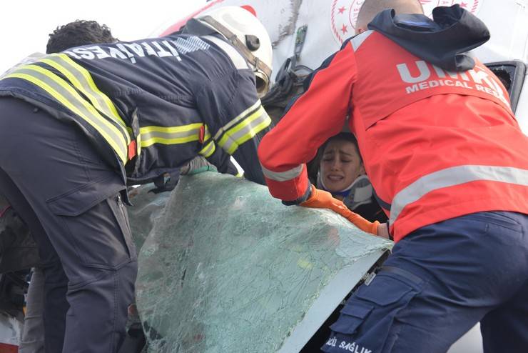 Kaza ihbarına giden ambulans, TIR'a çarptı; 3 sağlık görevlisi yaralı 4