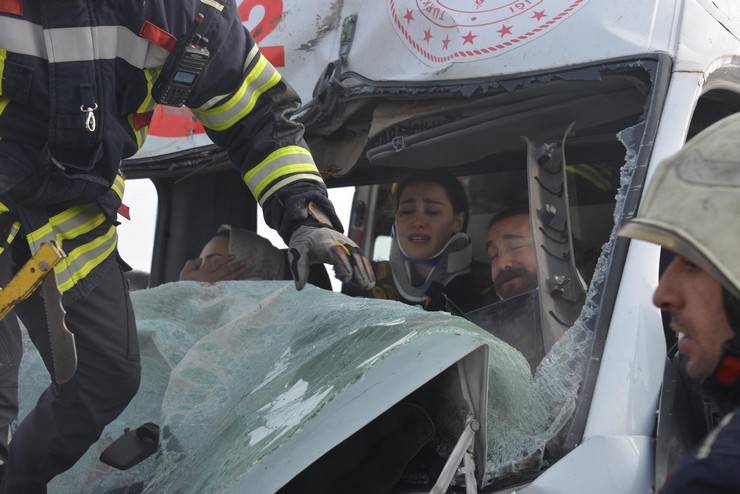 Kaza ihbarına giden ambulans, TIR'a çarptı; 3 sağlık görevlisi yaralı 5