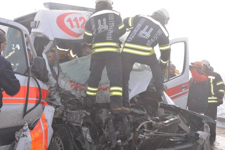 Kaza ihbarına giden ambulans, TIR'a çarptı; 3 sağlık görevlisi yaralı 6