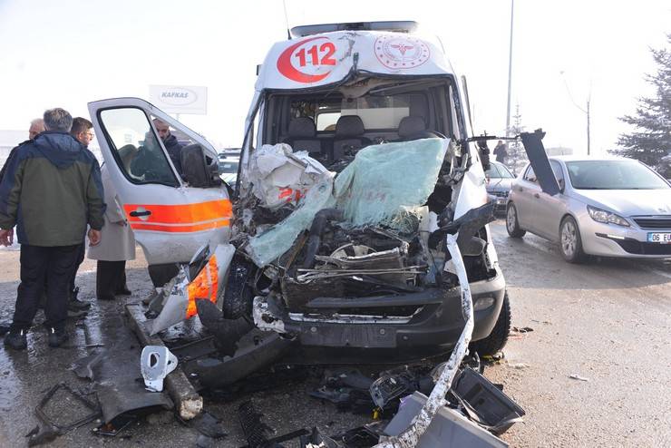 Kaza ihbarına giden ambulans, TIR'a çarptı; 3 sağlık görevlisi yaralı 7