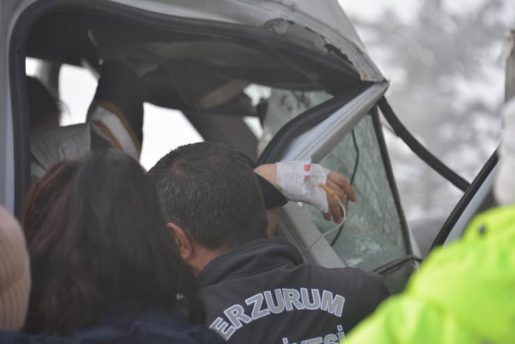 Kaza ihbarına giden ambulans, TIR'a çarptı; 3 sağlık görevlisi yaralı 8