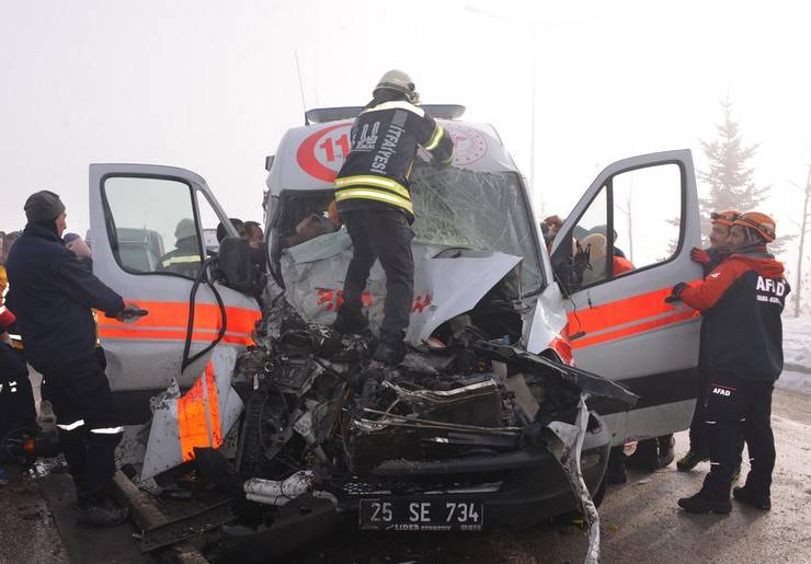 Kaza ihbarına giden ambulans, TIR'a çarptı; 3 sağlık görevlisi yaralı 9