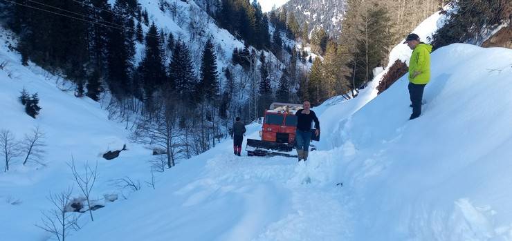 Rize'de motorlu testereyle buzlaşan karı kesip yol açtılar 10