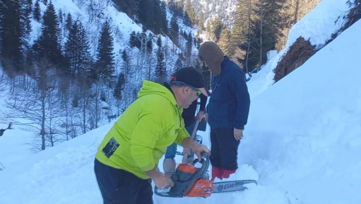 Rize'de motorlu testereyle buzlaşan karı kesip yol açtılar 11