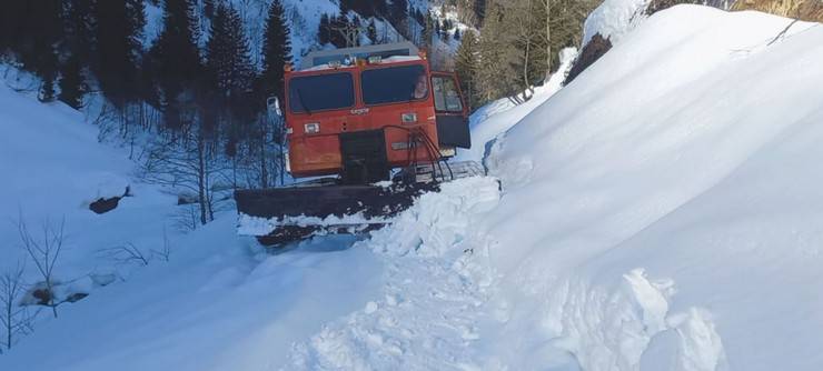 Rize'de motorlu testereyle buzlaşan karı kesip yol açtılar 2