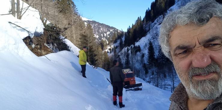 Rize'de motorlu testereyle buzlaşan karı kesip yol açtılar 8