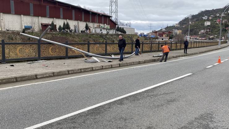 Rize'de aydınlatma direğine çarpan cipin sürücüsü yaralandı 5