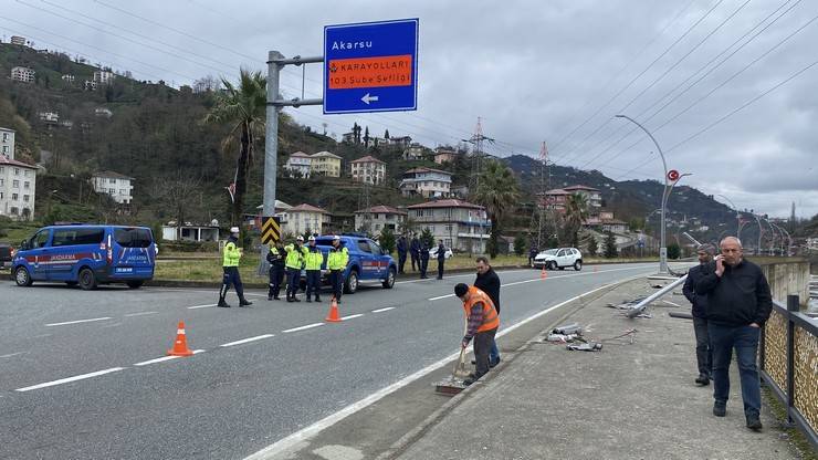 Rize'de aydınlatma direğine çarpan cipin sürücüsü yaralandı 6