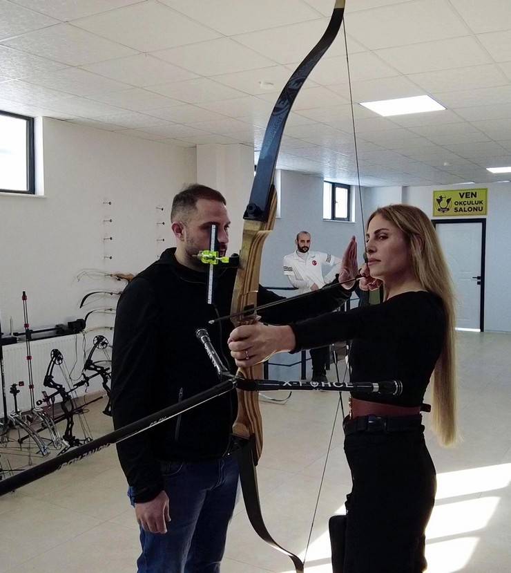 Pınar hakim, attığı oklarla hedefi 12'den vuruyor 10