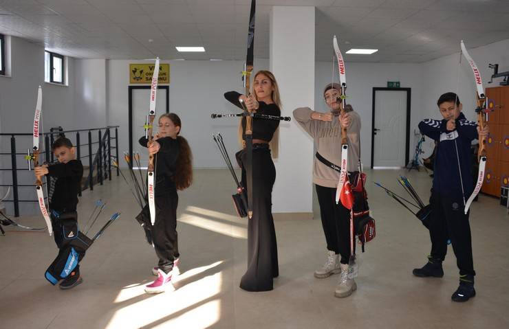 Pınar hakim, attığı oklarla hedefi 12'den vuruyor 4