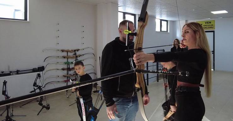 Pınar hakim, attığı oklarla hedefi 12'den vuruyor 7