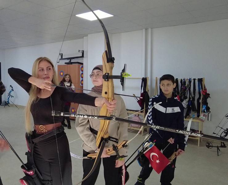 Pınar hakim, attığı oklarla hedefi 12'den vuruyor 8