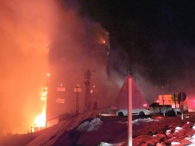 Kartalkaya’da otel yangını 6