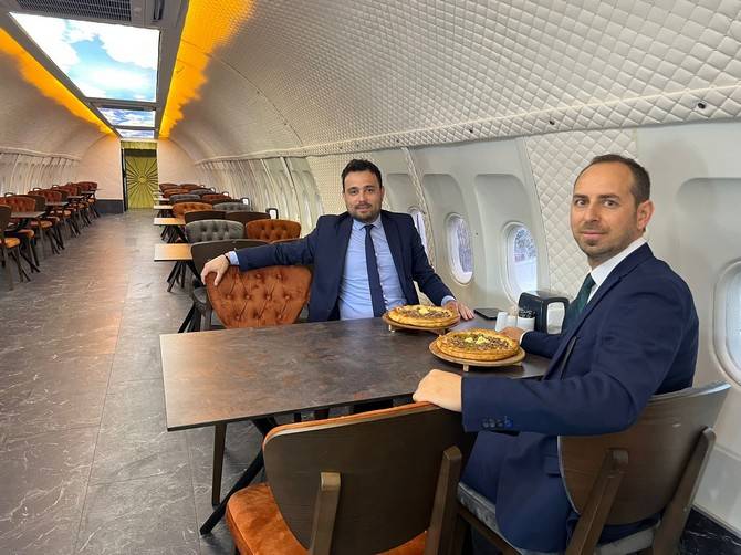 Pistten çıkan uçak pide salonu olarak hizmet vermeye başladı 1