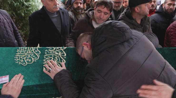 Ankara'da annelerinin bileklerini keserek öldürdüğü 2 çocuk toprağa verildi 1