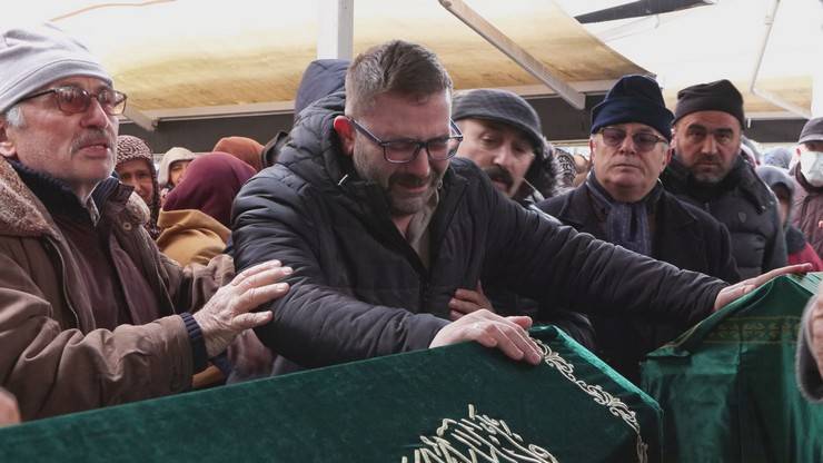 Ankara'da annelerinin bileklerini keserek öldürdüğü 2 çocuk toprağa verildi 3