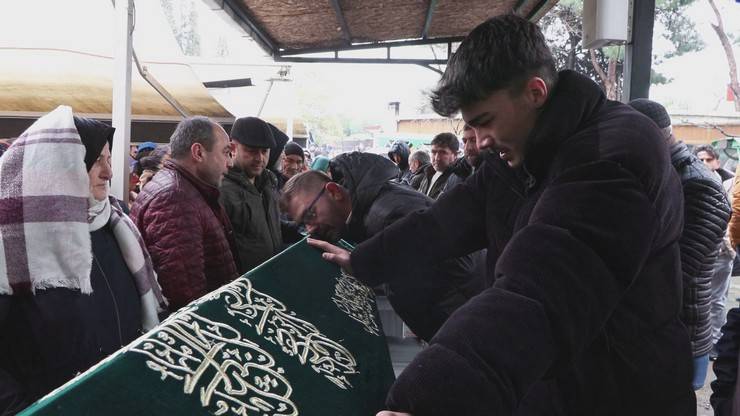 Ankara'da annelerinin bileklerini keserek öldürdüğü 2 çocuk toprağa verildi 4