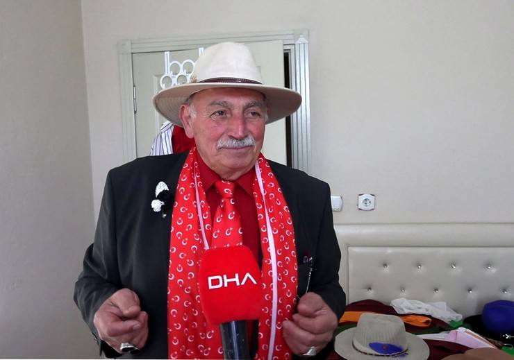 Rize'de 'Bay Foter’in tarzı renkli, sözü özlü 9