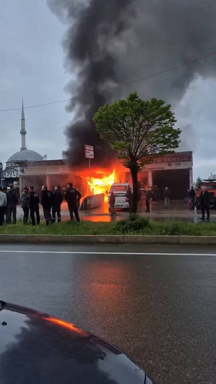 Rize'de oto döşemecide yangın 1