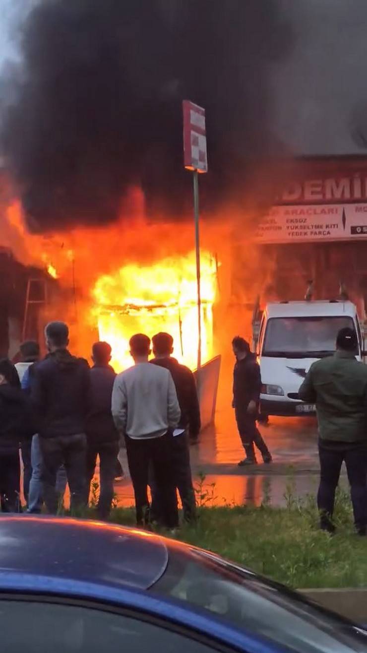 Rize'de oto döşemecide yangın 2