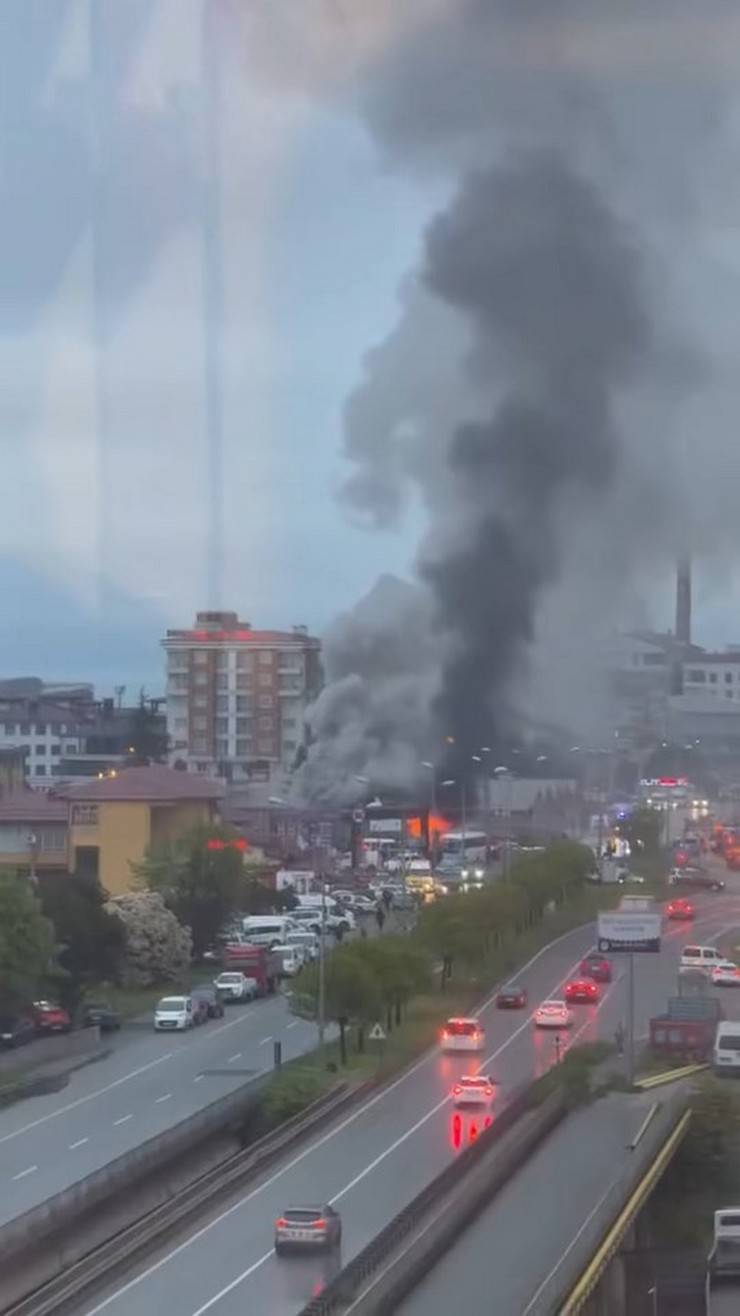 Rize'de oto döşemecide yangın 3