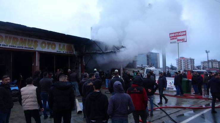 Rize'de oto döşemecide yangın 4