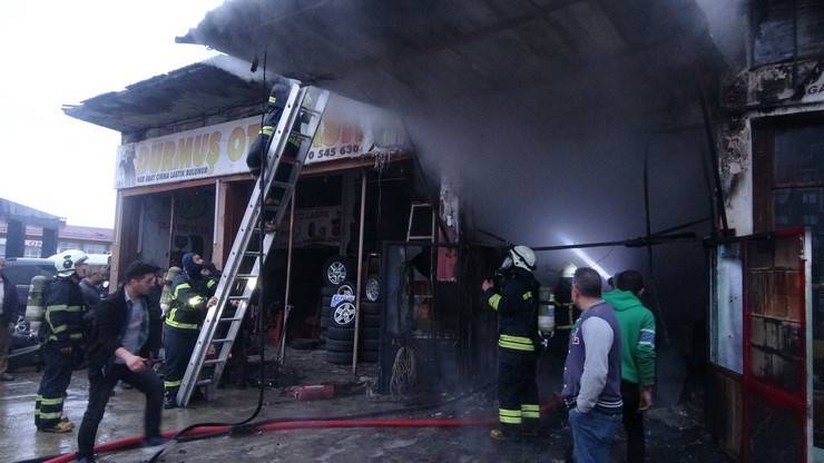Rize'de oto döşemecide yangın 6