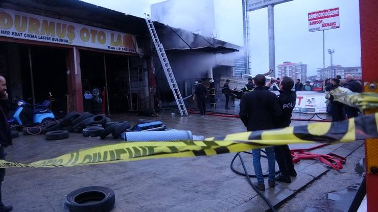 Rize'de oto döşemecide yangın 9