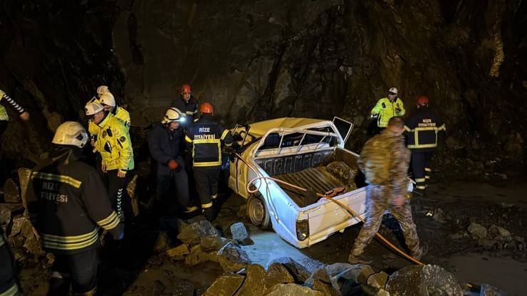 Rize'de otobüs terminali inşaat alanına düşen kamyonetin sürücüsü hayatını kaybetti 10