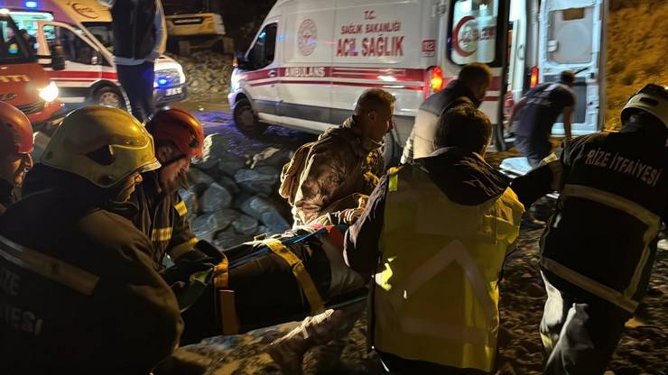 Rize'de otobüs terminali inşaat alanına düşen kamyonetin sürücüsü hayatını kaybetti 12