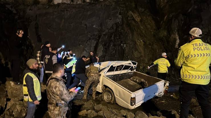 Rize'de otobüs terminali inşaat alanına düşen kamyonetin sürücüsü hayatını kaybetti 13