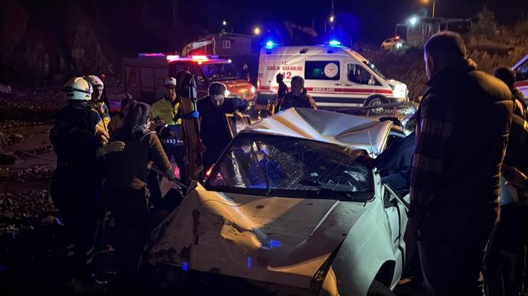 Rize'de otobüs terminali inşaat alanına düşen kamyonetin sürücüsü hayatını kaybetti 16