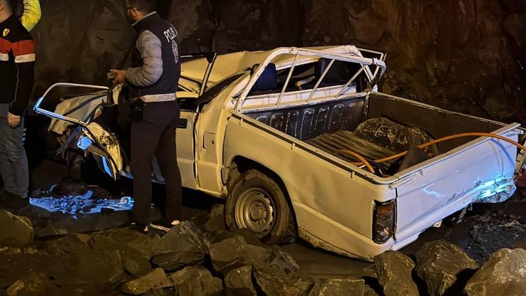 Rize'de otobüs terminali inşaat alanına düşen kamyonetin sürücüsü hayatını kaybetti 17