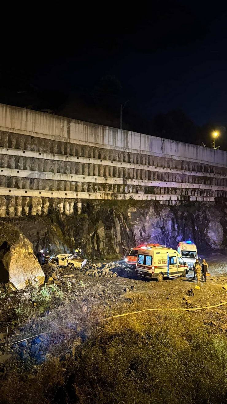 Rize'de otobüs terminali inşaat alanına düşen kamyonetin sürücüsü hayatını kaybetti 9