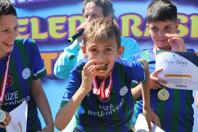 Rize Belediyesi Mahalleler Çocuk Futbol Turnuvası ve Şöleni Tamamlandı 3