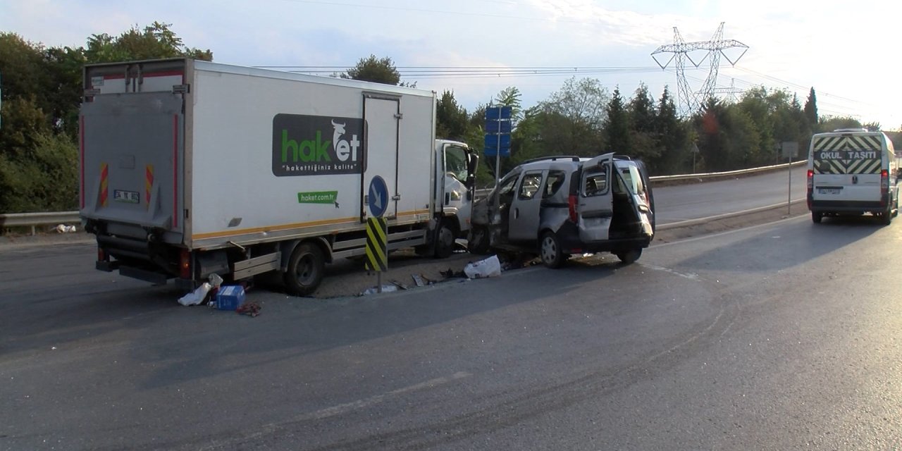Tuzla’da Kamyonet İle Hafif Ticari Araç Çarpıştı